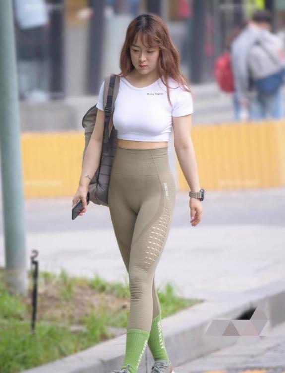 打底裤撑起自信姿态，增添娇柔的时尚感