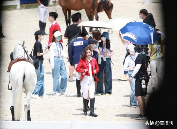 baby跑男生图曝光，穿红色马术服英姿飒爽，网友：腿怎么又粗又短