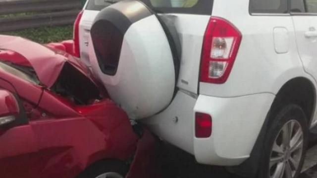 高速行车，前方车辆紧急刹车，自己该撞上去还