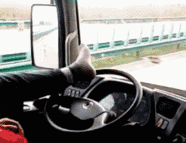 搞笑GIF：你不好好学习打扰人家干嘛啊