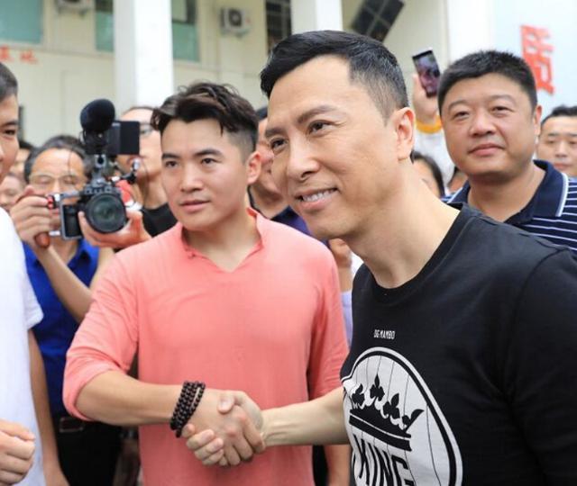 甄子丹身材绝了！57岁浑身肌肉，腹肌如搓衣板力压小鲜肉