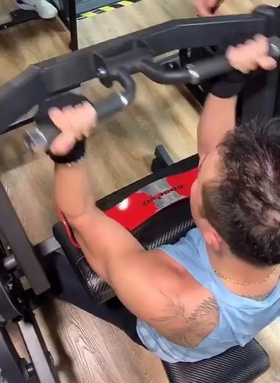 文章离婚后沉迷健身，一年练成“肌肉男”，但头顶发量令人担忧