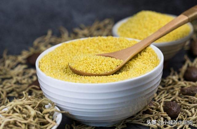 熬小米粥时，“最忌”直接下锅，教你正确方法，小米粥又浓又香
