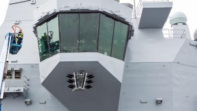 075型攻击舰新设计了全景塔台，大窗户视野的优