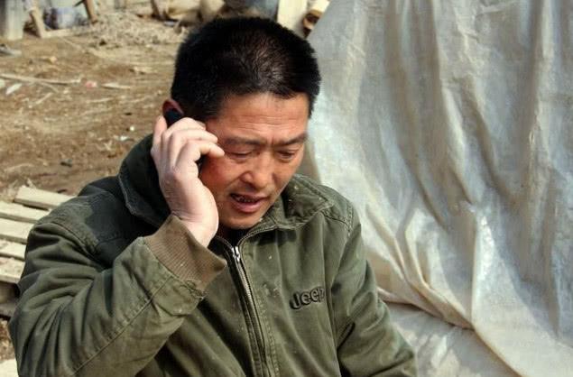 农民工乘凉捡到手机，失主打电话让送来，民工听到条件后直接挂断