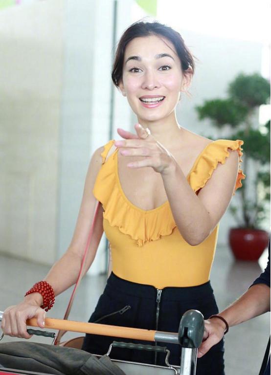 卢靖姗真该放弃走“软妹”路线，看着显矮还有