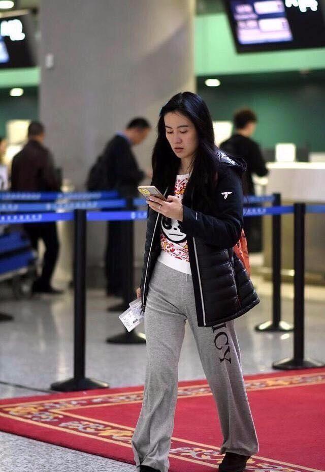 娱乐圈果然都是“照骗”，闫妮母女真实生活照又是什么样子呢？