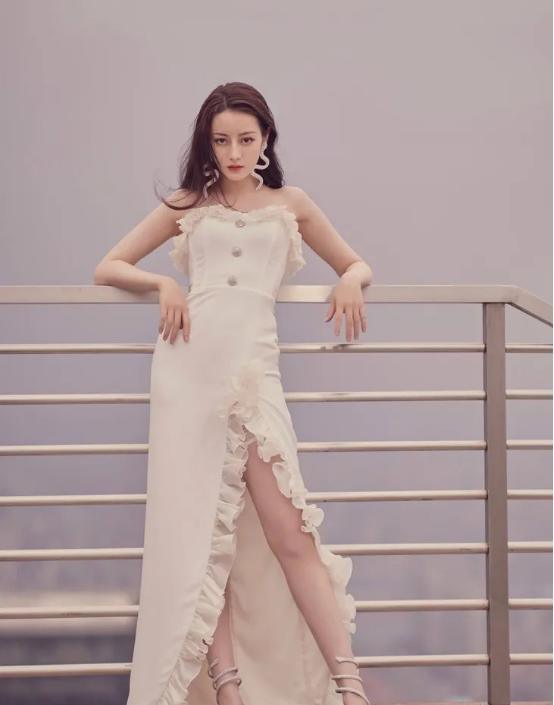 那些设计感满满的衣服款式，女明星们必备的穿搭款，谁穿谁好看