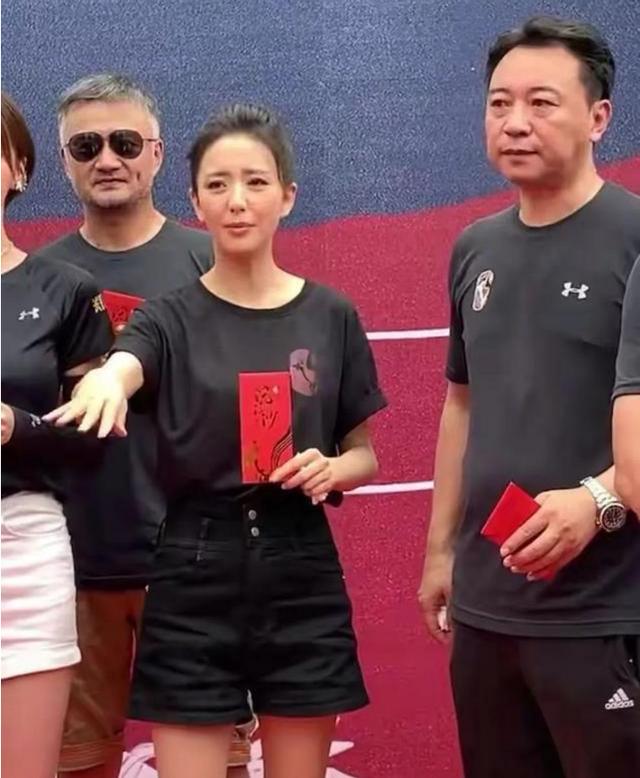 佟麗婭亮相新劇發(fā)布會，素顏差點沒認(rèn)出，場面混亂撐場真氣派