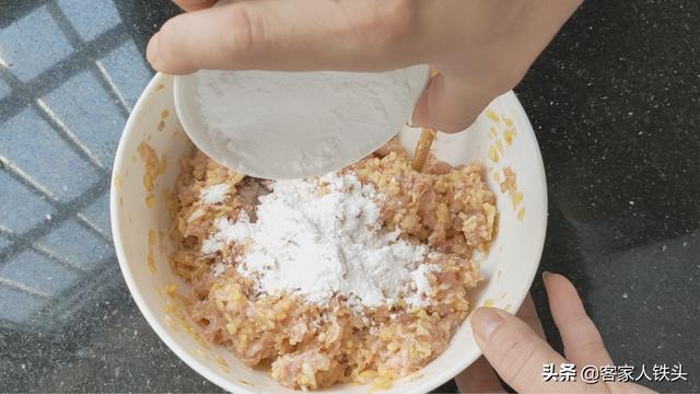 土豆加1根苦瓜这样做，出锅孩子吃不停嘴，口感好味又香，超解馋