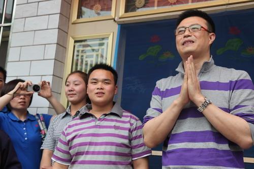 央视最有文化的主持人的妻子，冒死也要生儿育女，原来她只为报答