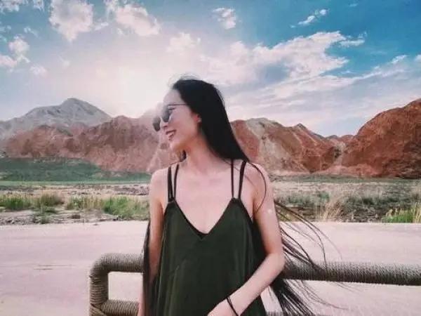 61岁杨丽萍爱徒晒近况，与同性恋人婚后度蜜月，