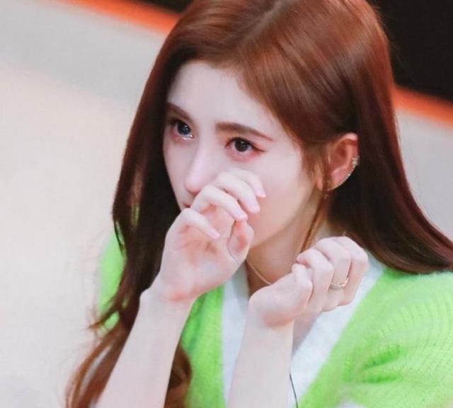 娱乐圈的半永久：鞠婧祎的哭泣妆，Lisa的齐刘海，还有她的针织衫