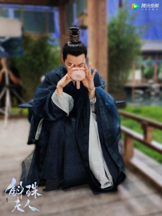 杨幂陈伟霆再次合作，片场欢乐互拍