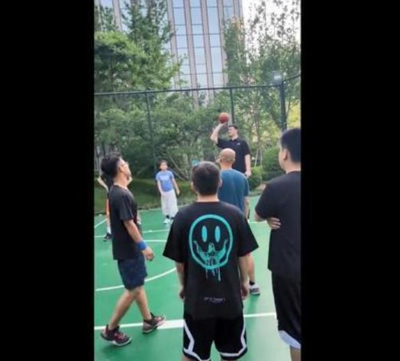 姚明退役之后又再次上场了，手感不减当年，抛