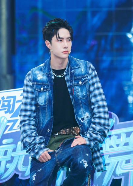 王一博双腰牛仔裤，在线演绎什么叫时尚的完成度全靠脸