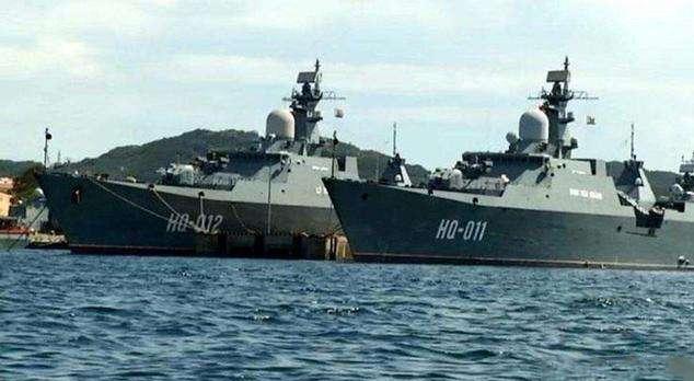 美军战斗舰出没南海，越南武装船果断退后：为东家“保驾护航”