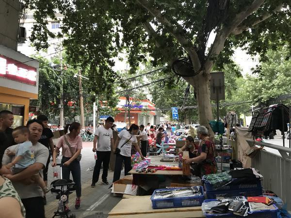 揭秘郑州夜市生意人：夫妻俩辞职在健康路打拼