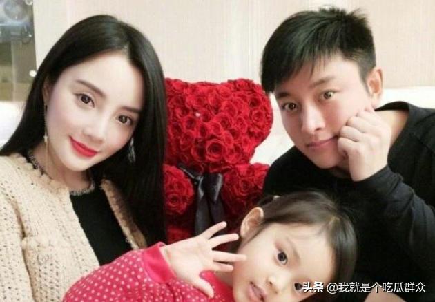 贾乃亮街边无人识，美女脱口喊出甜馨爸爸，难