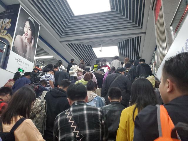 郑州地铁连创新纪录，“问题”很明显？