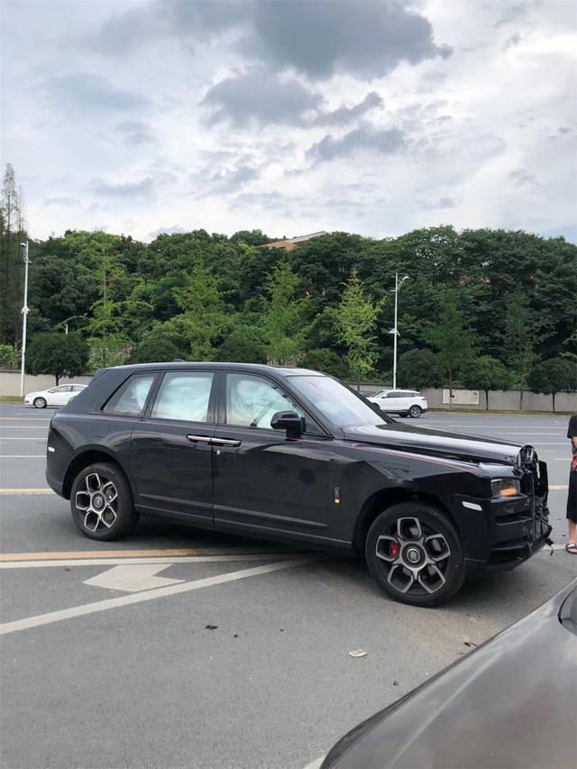 『相撞』劳斯莱斯与长安相撞损失上百万 劳斯莱斯库里南车头受损严重多处变形