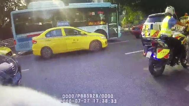 重庆|烈日下渝中民警护送患儿紧急就医