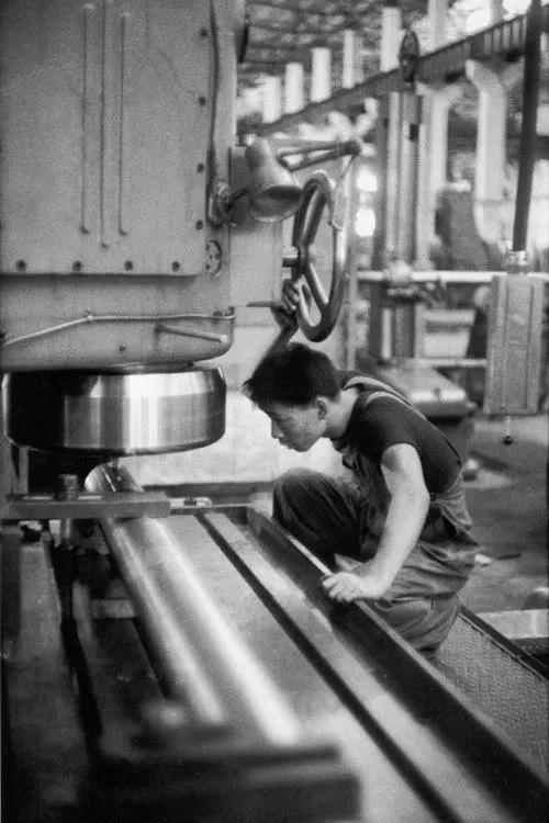 老照片：1958年的中国，你见过亲手杀猪的姑娘吗？