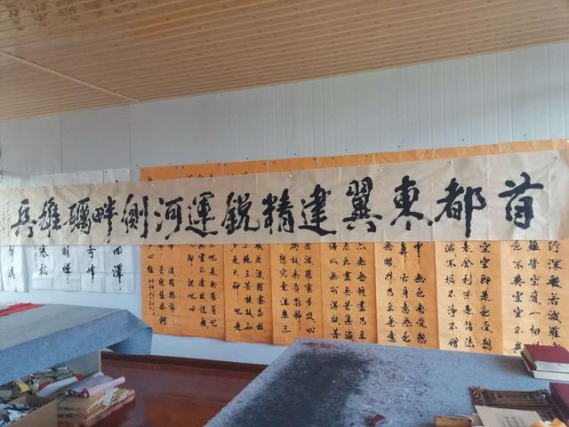 书法家李俊峰“八一节”送文化，走进军营。