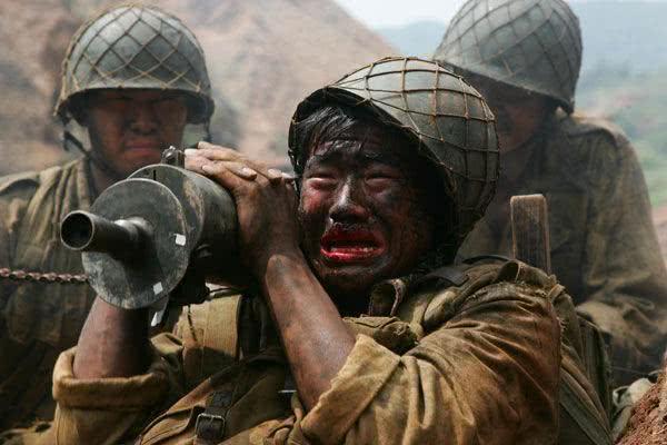 战争中，明知枪打不穿坦克，为何士兵还要扫射