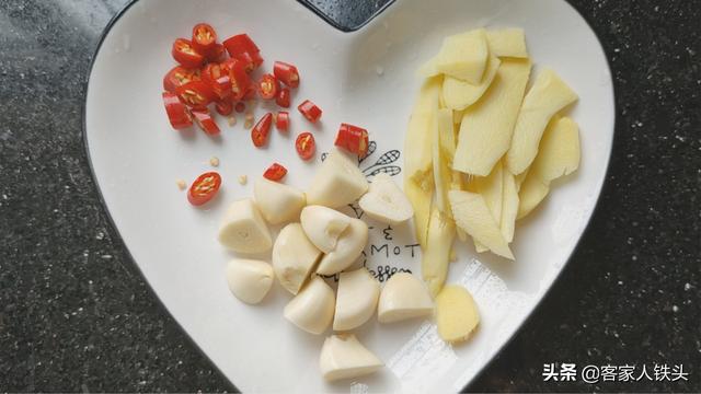 8月酸菜火了，和牛腩这样配一锅，广东人超爱吃，夏季开胃又下饭