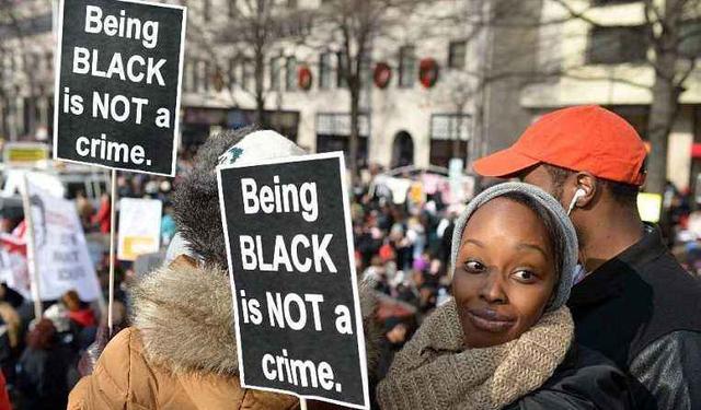 美国黑人室外慢跑，遭白人父子枪杀，只因皮肤