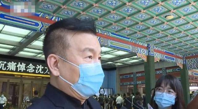 沈力遗体告别仪式，倪萍哭肿双眼需人搀扶，朱军满头白发心情沉重