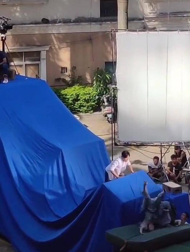 父母■张东升推父母下山花絮曝光 两位高龄演员太不容易了，真栽了一个跟头