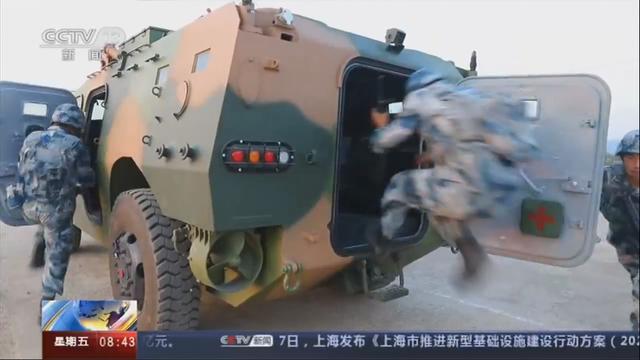 天降“装甲铁骑”，人民空军空降兵添“风火轮”，新型伞兵装甲车