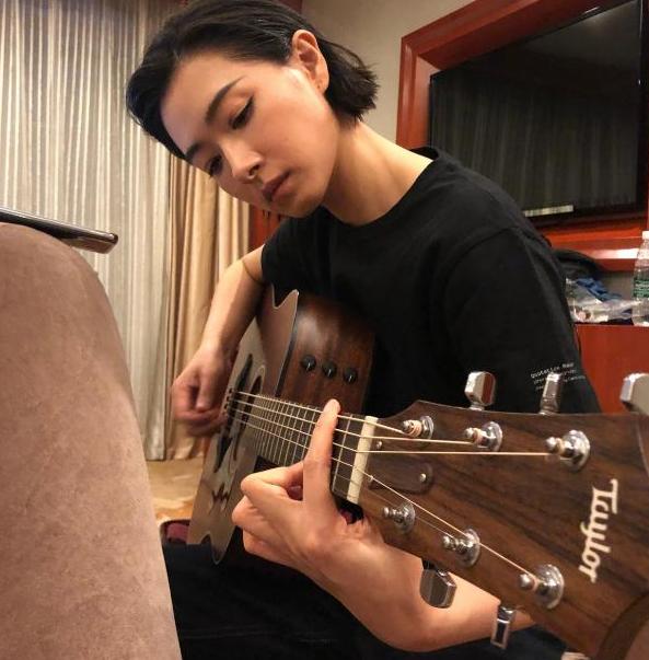 郑爽忘词崩溃大哭，万茜弹错琴淡定重来，没有对比就没有伤害