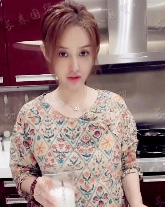 汪峰前妻近照曝光，肤白貌美气质好，离婚后独自抚养女儿