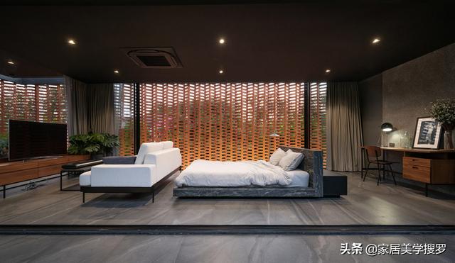 带有圆形庭院的湖畔豪宅，这样的“剧场”风格房屋并不多见