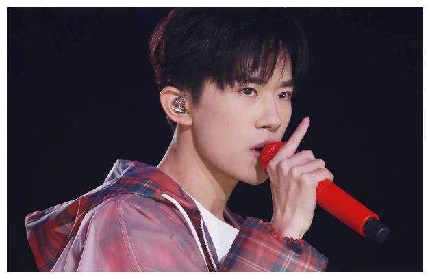 易烊千玺突现《二十不惑》，看到他扮演的“角