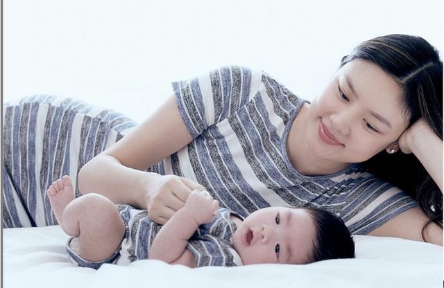 乐基儿晒儿子吃饭萌照，Hunter虎头虎脑大眼睛，二婚也幸福