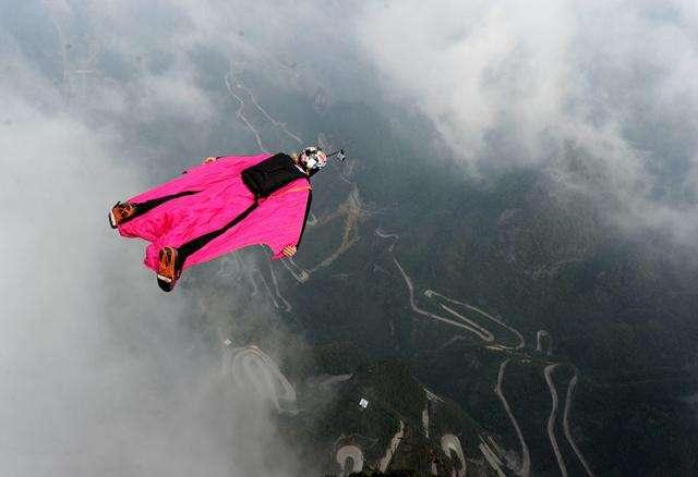 7分11秒视频直播摔亡，崖壁留20多米长血迹，项目创始人卡尔36年前也因失误遇难