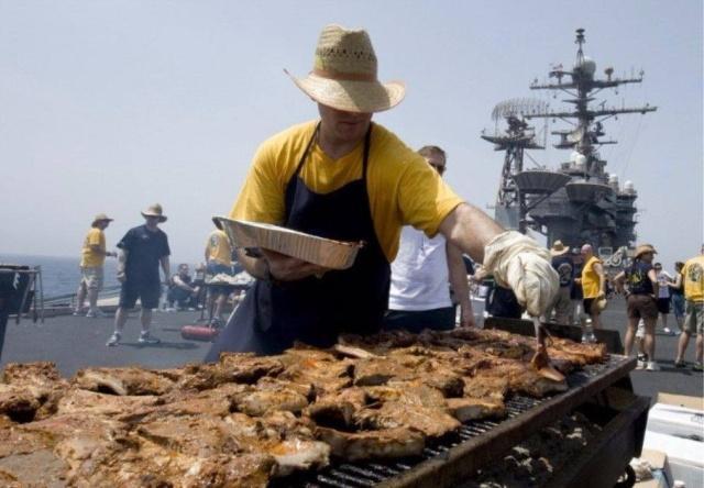 航母上吃烧烤开演唱会，为什么美国士兵可以，