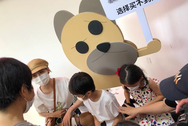 孙俪罕带儿女出席活动！搂怀里防跟拍显霸气，等等身高到妈妈肩膀