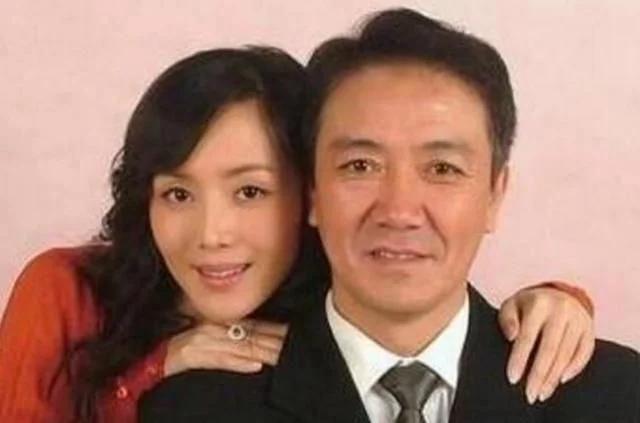 与原配结婚24年的李幼斌，为何宁愿净身出户，也要娶三婚的史兰芽