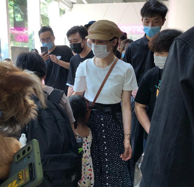 孙俪罕带儿女出席活动！搂怀里防跟拍显霸气，等等身高到妈妈肩膀