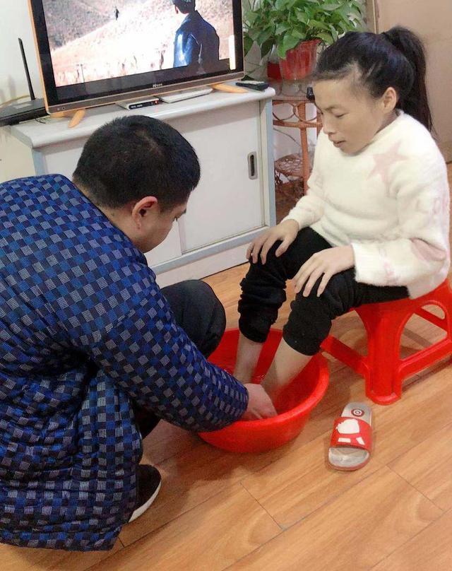 上海姑娘网恋农村驼背男，不顾劝阻嫁给他，生