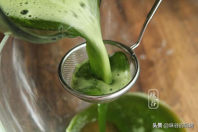 黄瓜皮别扔了，变废为宝做成美食，清凉爽滑又解暑，比凉皮还好吃