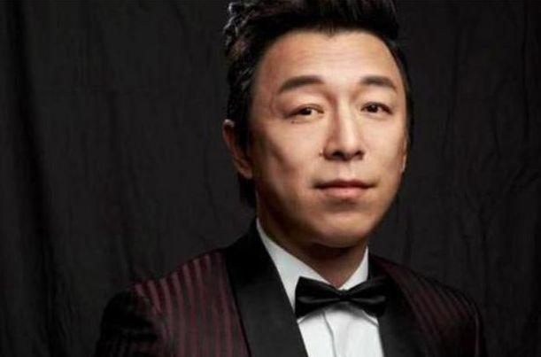 他是黄渤的恩人，娶小16岁“玛丽莲梦露”，如今