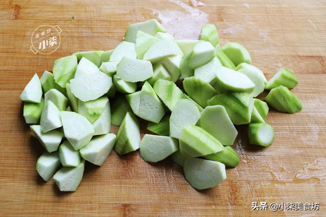 豆腐这样做太好吃了，不炒不油炸，加3根丝瓜，出锅比红烧还香