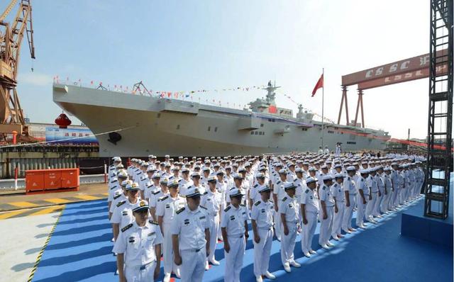 又一艘4萬噸巨艦傳來捷報，艦島冒出滾滾白煙，地位不遜于遼寧艦