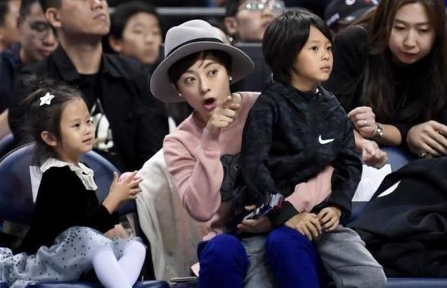 孙俪罕带儿女出席活动！搂怀里防跟拍显霸气，等等身高到妈妈肩膀